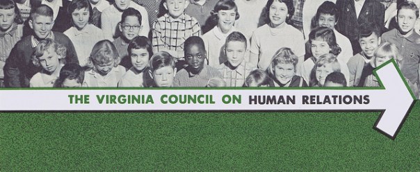 פוסטר של "מועצת וירג'יניה ליחסי אנוש", ארגון אנטי-גזעני ששימש כבסיס לתיאור הדמיוני ביומנים