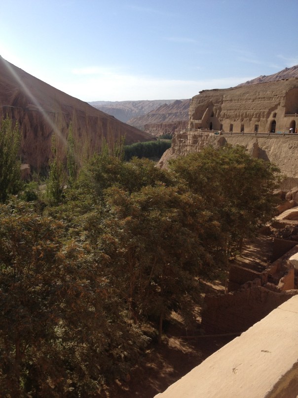 מידל-גראונד בין תרבויות המערות הבודהיסטיות העתיקות בבזקליק, ליד טורפאן