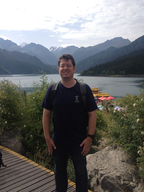 אני והרי טיין-שאן: ברקע, הפסגות המושלגות על רקע אגם השמיים