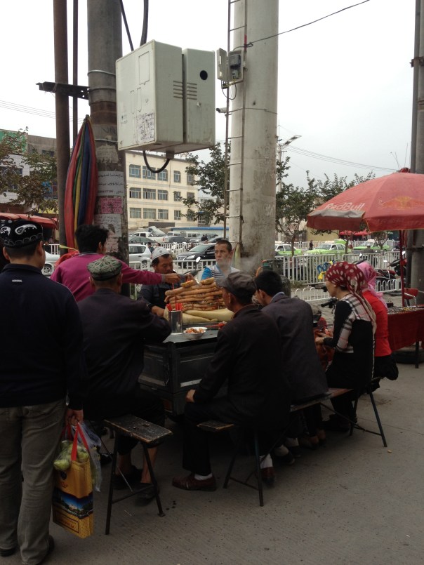 זכויות תרבותיות, העדפה מתקנת ודיכוי פוליטי - סועדים אויגורים בשוק של קשגר