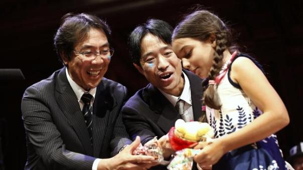 מושחתים, נמאסתם: נואמים מנסים לשחד את מיס סוויטי