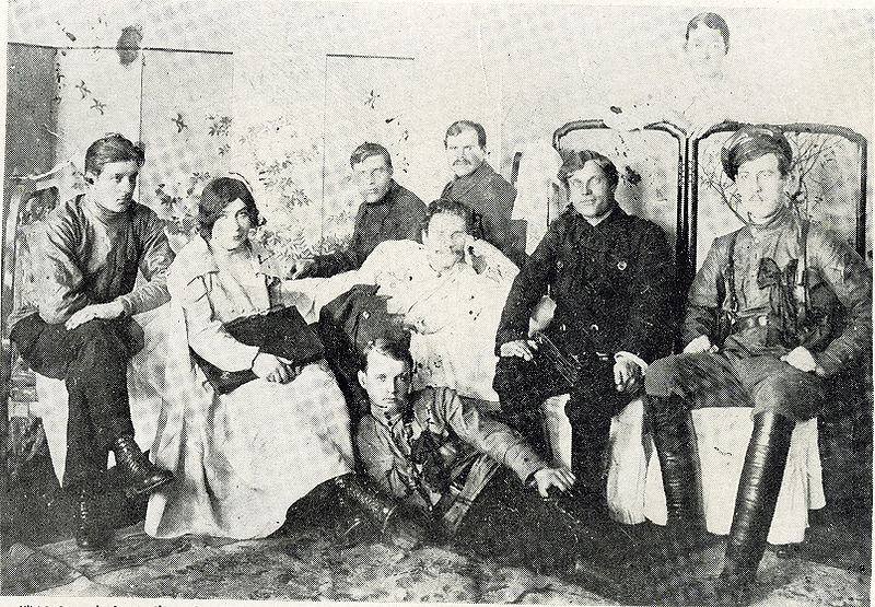 יאקוב טריפיאצין (במרכז, לבוש בלבן) עם אנשיו