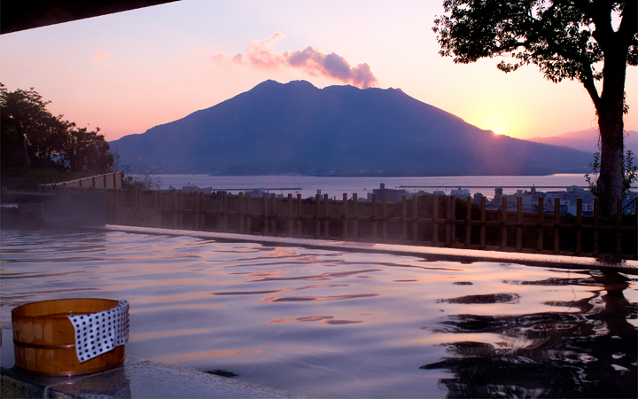 מעיין חם על רקע סקורג'ימה