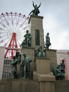 סאצומה הצעירה - מונומנט לכבוד הסטודנטים מסאצומה בתחנת הרכבת של קגושימה