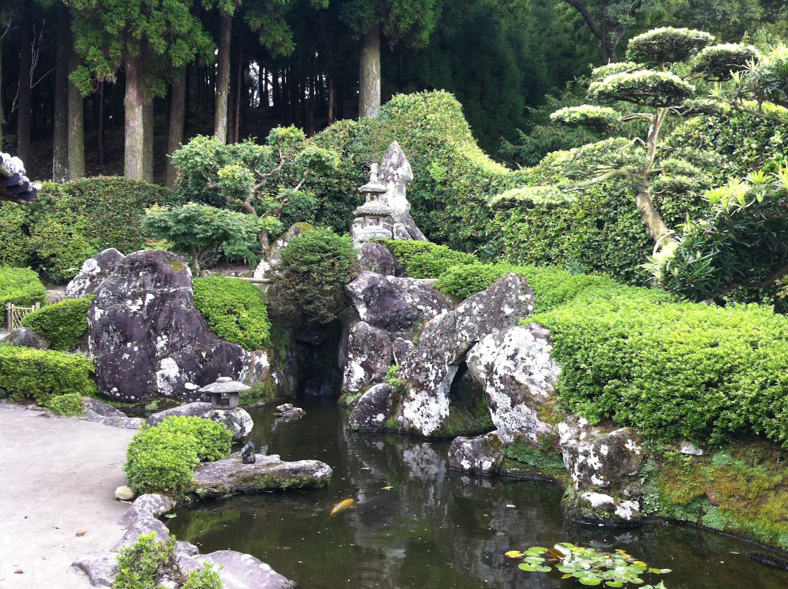 שליו ורוגע: גן של משפחה סמוראית על סף היער, צ'יראן