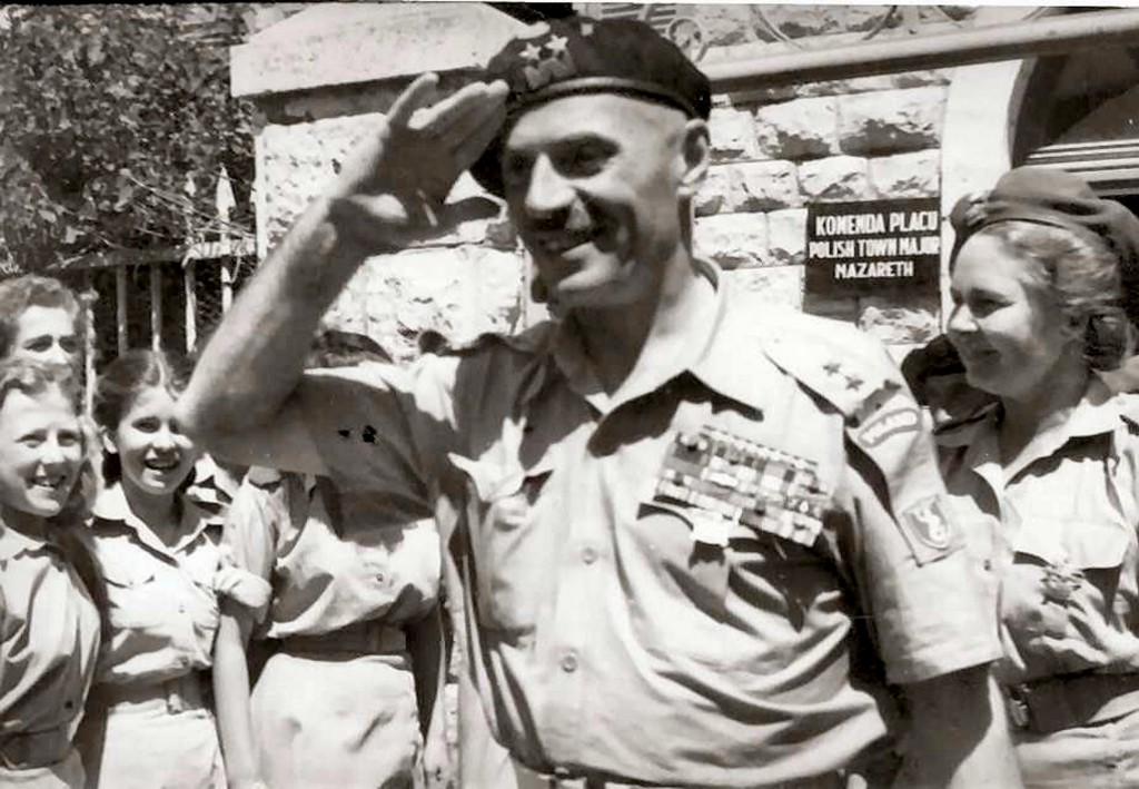 017-Gen.-Władysław-Anders-wśród-Młodszych-Ochotniczek-1024x709